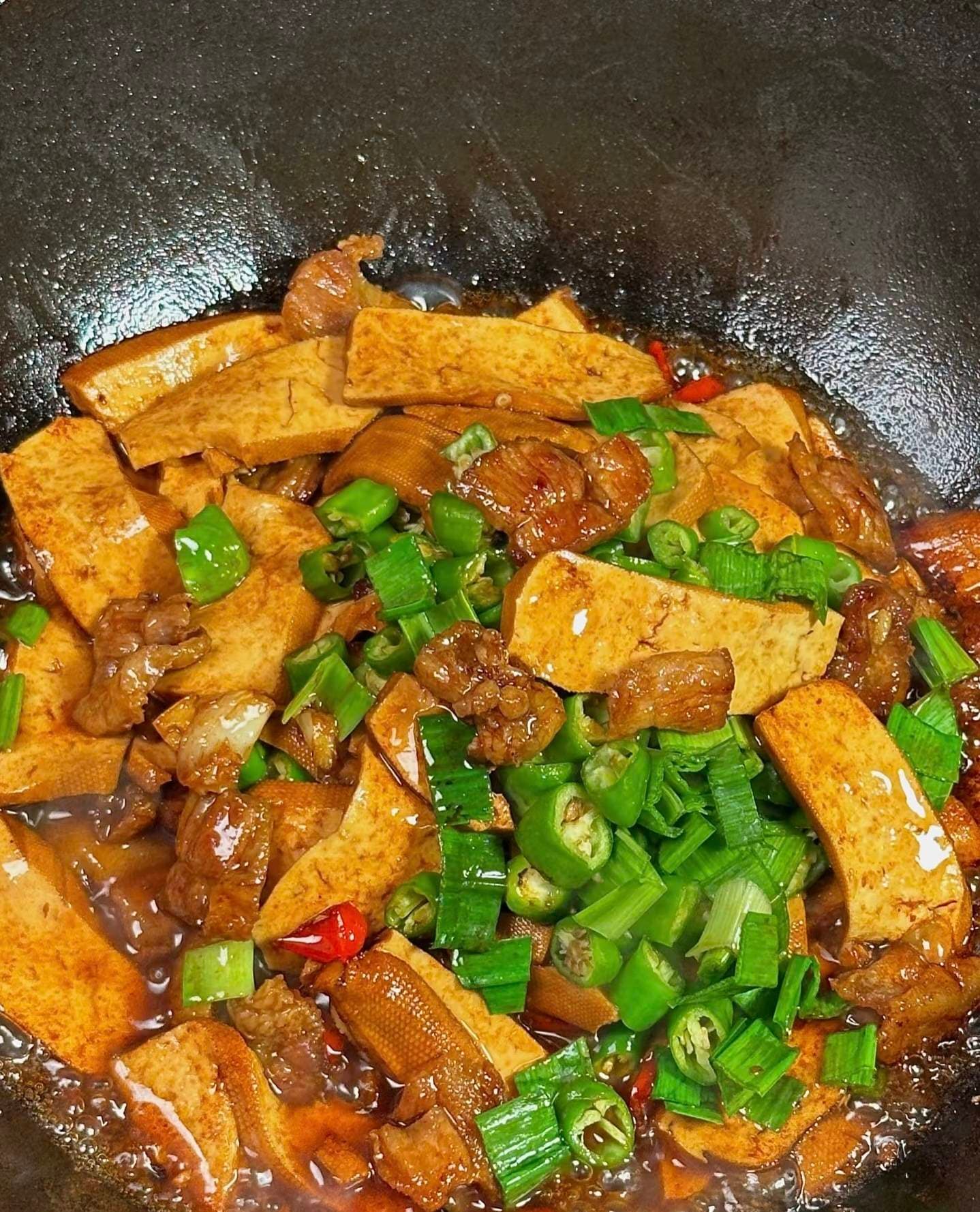 家常美味：轻松学会香干炒五花肉，让每一餐都充满幸福感