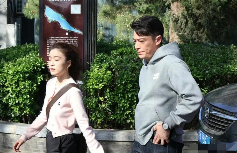 霍建华张雪迎新剧《轻年》引期待，两人搭档评价两极分化
