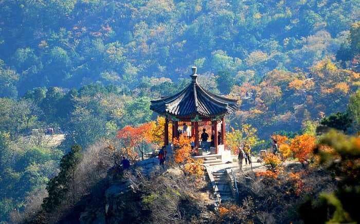 北京香山：一座海拔不高的山，被打造成市精品公园，可以俯瞰整个北京城