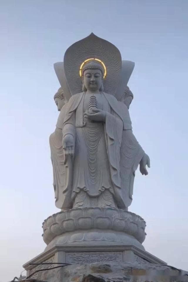 石雕西方三圣：展现佛教净土信仰的庄严之美