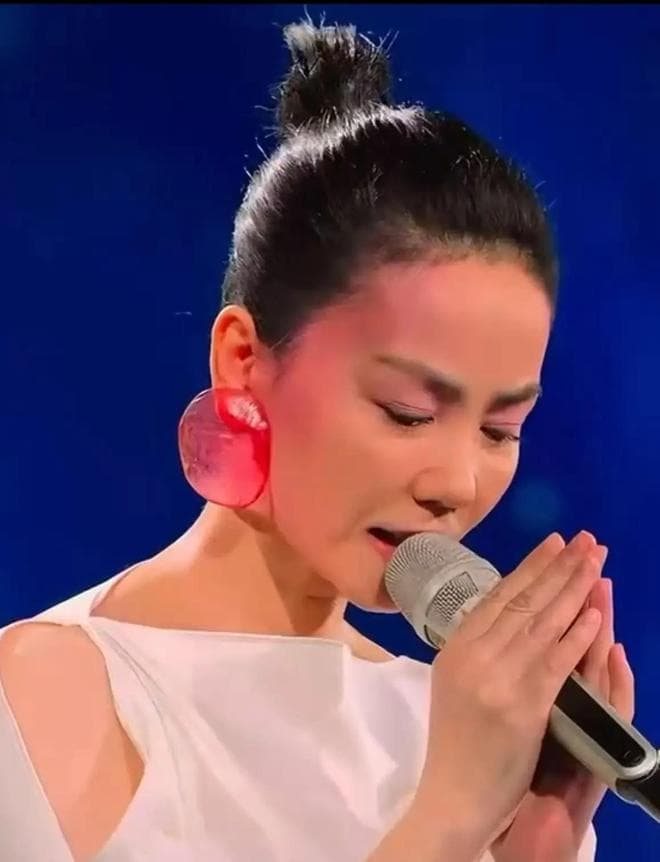 王菲春晚泪崩：一首歌，唱哭了一个失去亲人的女儿