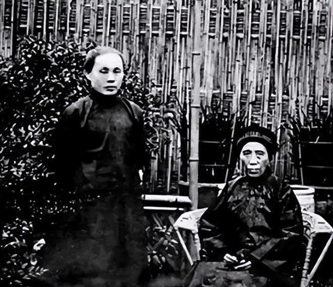 79年，郭沫若两女儿回乡，探望父亲原配张琼华，一见面就喊：妈妈