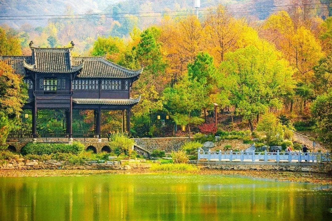 皖南第一古镇，古镇秋色中的天花板，赏红叶、泡温泉，周末可往返