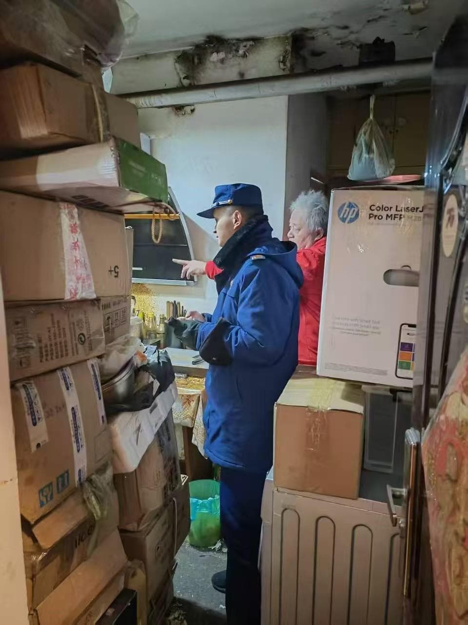 北京多区消防部门助老人清理室内杂物，进行消防隐患“大扫除”