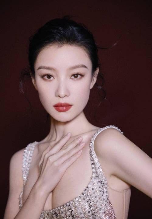 解析倪妮穿搭风格：简约优雅同时又不失个性和时尚感