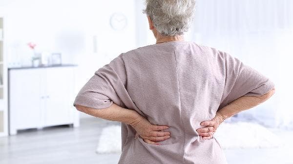 强直性脊柱炎晚期症状全解析：驼背畸形、骨质破坏等严重后果