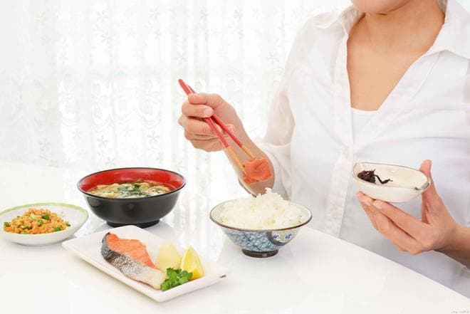 睡醒后总是感觉口干口苦？这4个方法或能改善这一状况，不妨看看