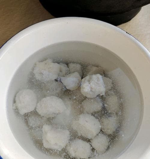 手工制作纯鱼丸的方法（掌握技巧）