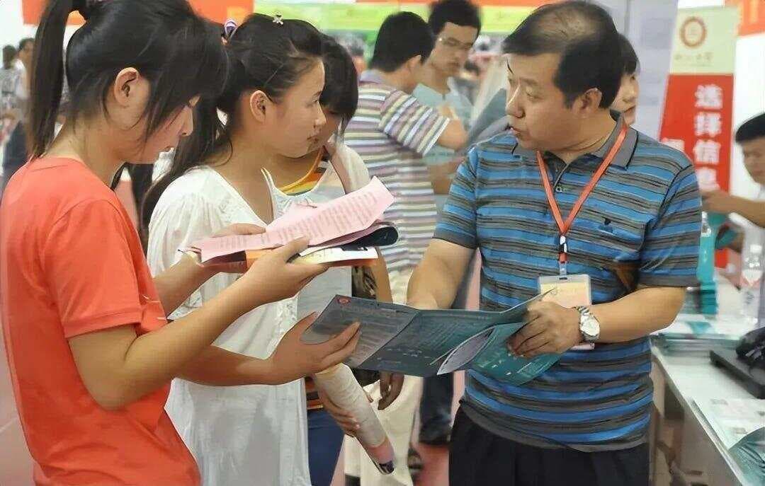 我国首位90后男航天员亮相，毕业院校公开，父母是朴实的农民