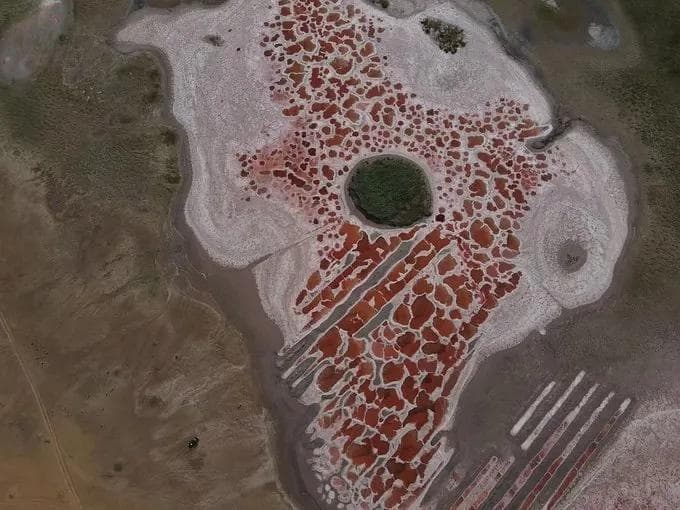 打卡粉色地球之心！腾格里深处的乌兰湖一日游攻略
