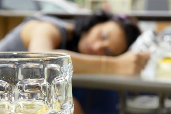 颈椎病患者饮酒的危害：可能加重病情并引发多种并发症