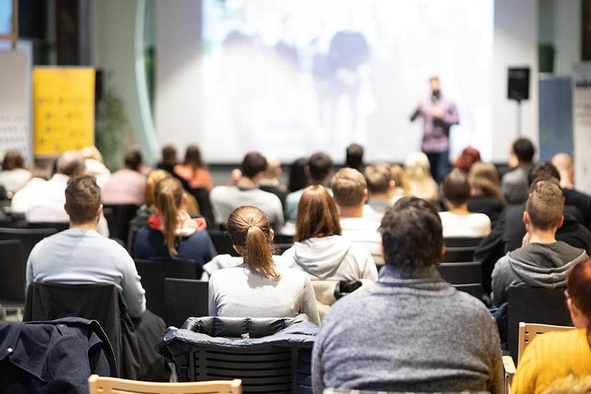 学术会议海报要做报告吗？