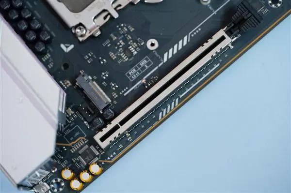 电脑内存焕发新生！DDR4灯条让你的硬件炫起来