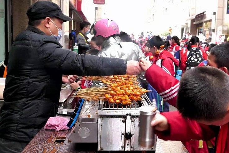 适合学校门口卖的东西有哪些？学校门口热销商品盘点