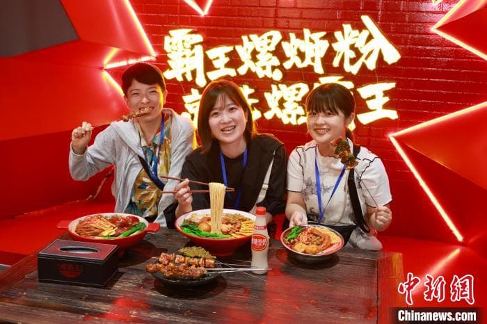 柳州螺蛳粉出海记：从街边小吃到全球美食