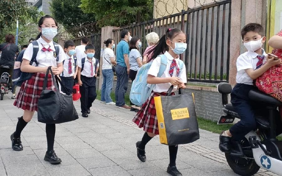 广州学生仔暑假忙点痣，专家提醒→