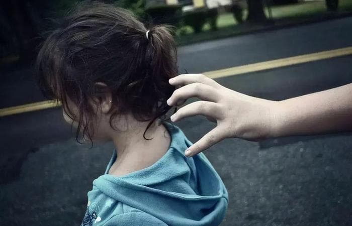 遇到人贩子时，别喊“我不认识他”，这样做，旁人更愿意帮你