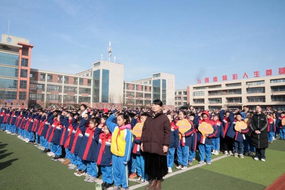 仪式感拉满！新泰“第一课”燃爆开学季，创意与温情并存