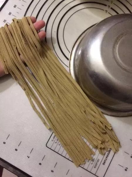 70%黑苦荞麦面条制作教程（含原料配比和压面机使用技巧）