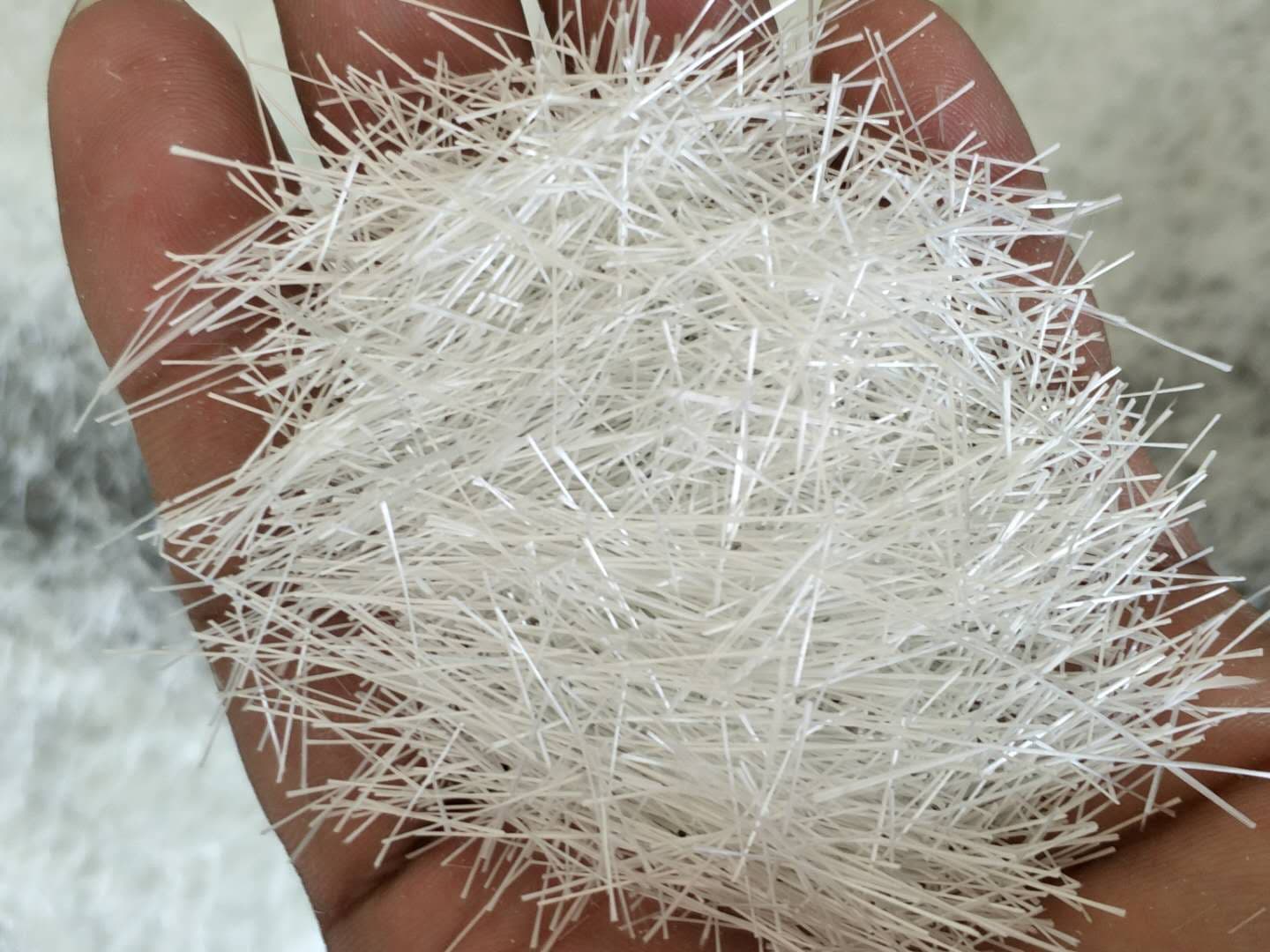 如何正确处理玻璃纤维以避免潜在危险？