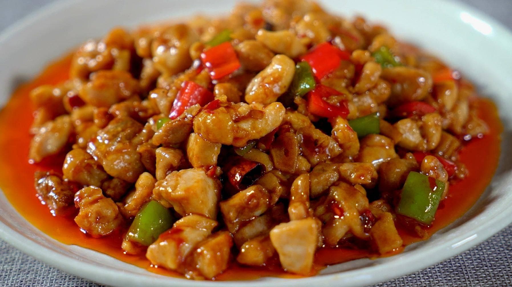 辣子鸡丁：川菜中的经典之作，麻辣鲜香俱全，鸡丁口感绝佳！