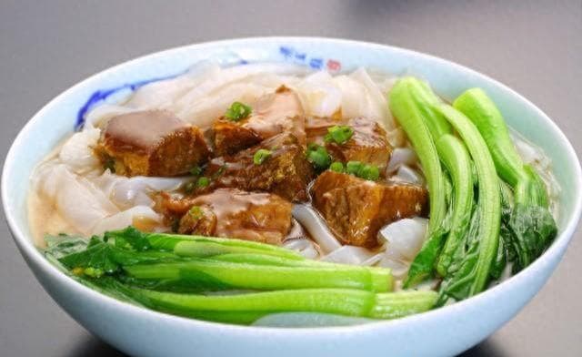 家庭版广式捞河粉制作教程：从用料到搭配，手把手教你做出地道美味