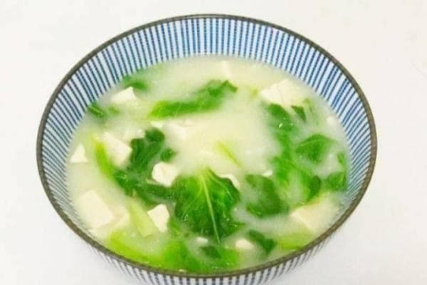 小白菜汤：一道简单却充满温情的家常美味