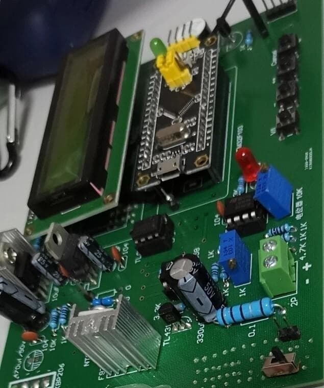 基于STM32的数控线性稳压电源设计，具有恒压恒流输出和过流保护功能