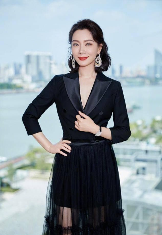 陈数的西装裙穿搭经：职场女性的时尚指南