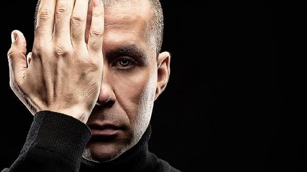 经常熬夜的男人警惕眼部疾病
