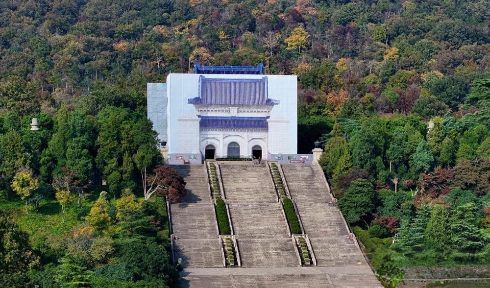 为了不给游客留遗憾，中山陵祭堂用建筑巨幅喷绘围挡施工