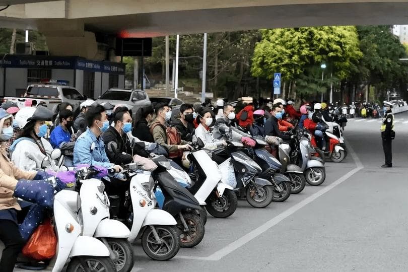 除了禁用挡风被，电动车、摩托车上路有“4禁”要求，车主注意了