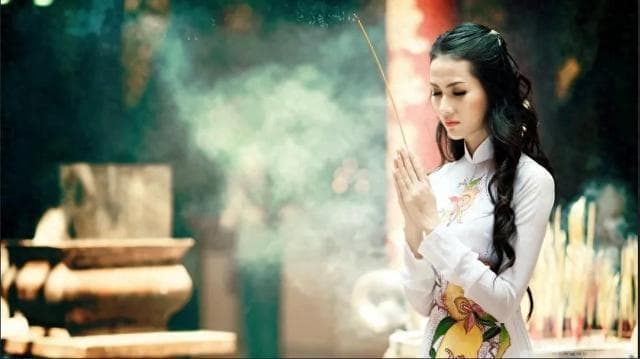 那些热衷于“烧香拜佛”的年轻人，究竟是在求什么？
