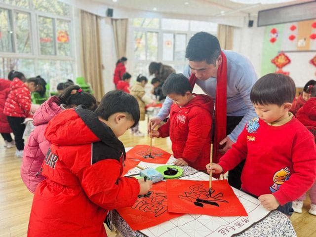 合肥幼教集团包河欣星幼儿园：书写春联送祝福 传统文化润童心