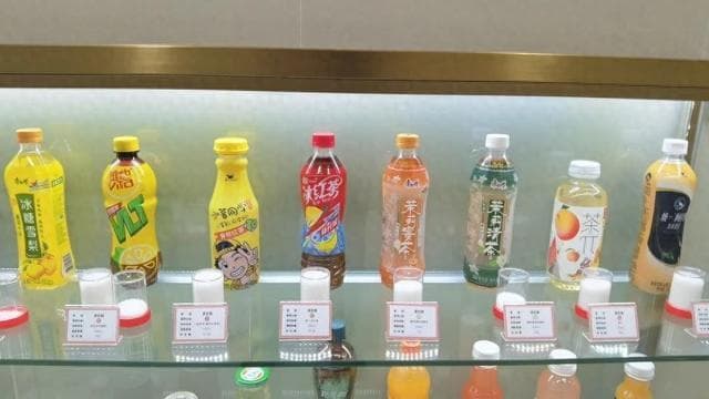 含糖量一目了然，湖北省中医院设40多种饮料含糖量展示柜