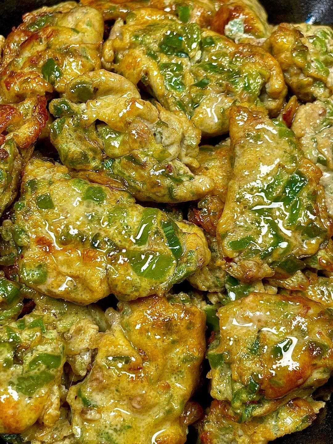 色香味俱全，家常青椒炒鸡蛋的新鲜滋味！