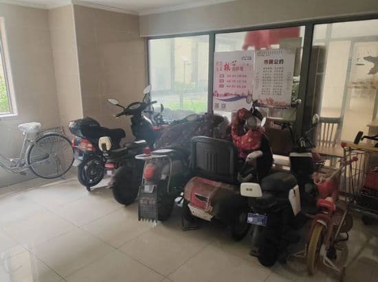 电动自行车停放充电有隐患？他们“未诉先办”，架空层安全“变身”