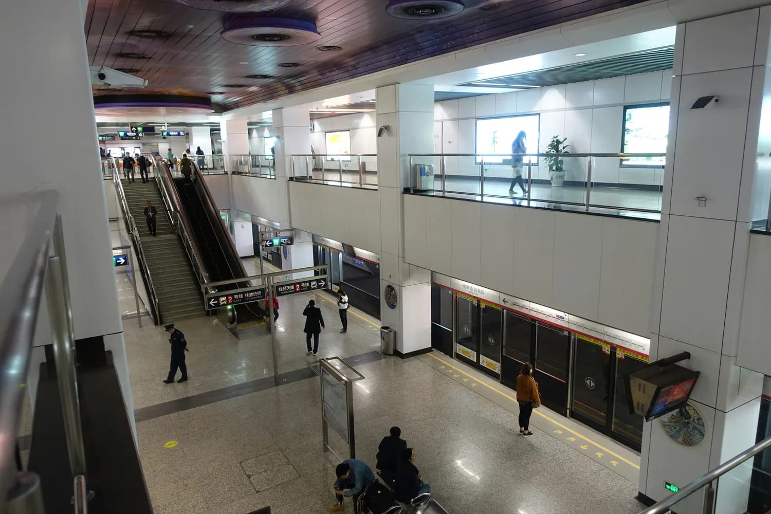 罗湖口岸快速通关攻略：香港旅游必看！