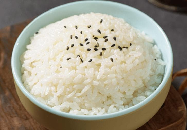 煮米饭的秘诀：白醋和食用油让米饭更香更松软