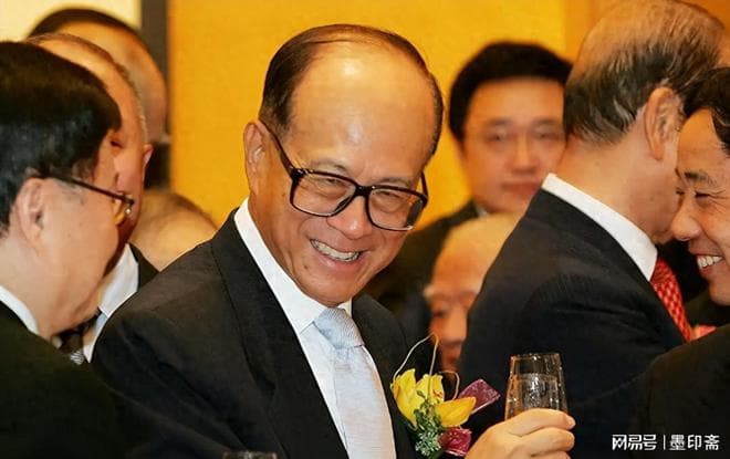 人民日报八字锐评李嘉诚，直击要害，再不回头恐将被钉历史耻辱柱