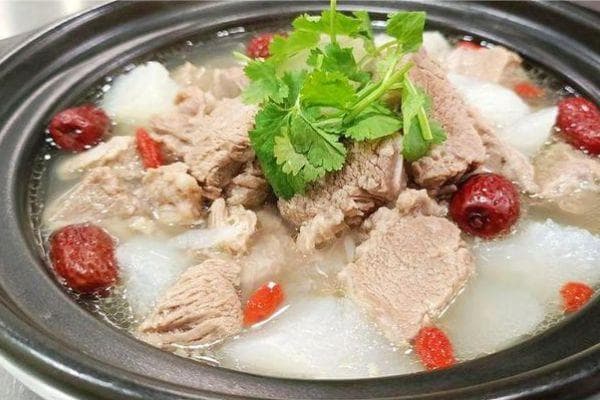 羊肉炖制完全指南：从选材到出锅的每一个细节
