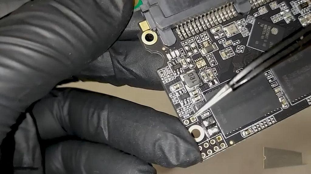 媒体实测 SLC 高速缓存技术对 NVMe 固态硬盘性能的影响