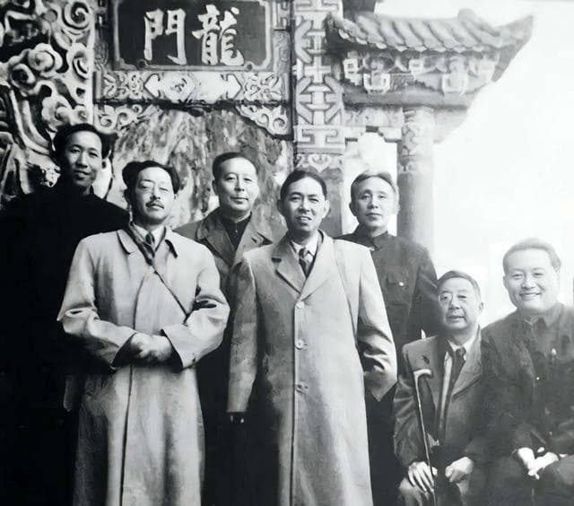 茅盾先生笔下的旧上海—既奢华又阴暗，表里不一，充满矛盾