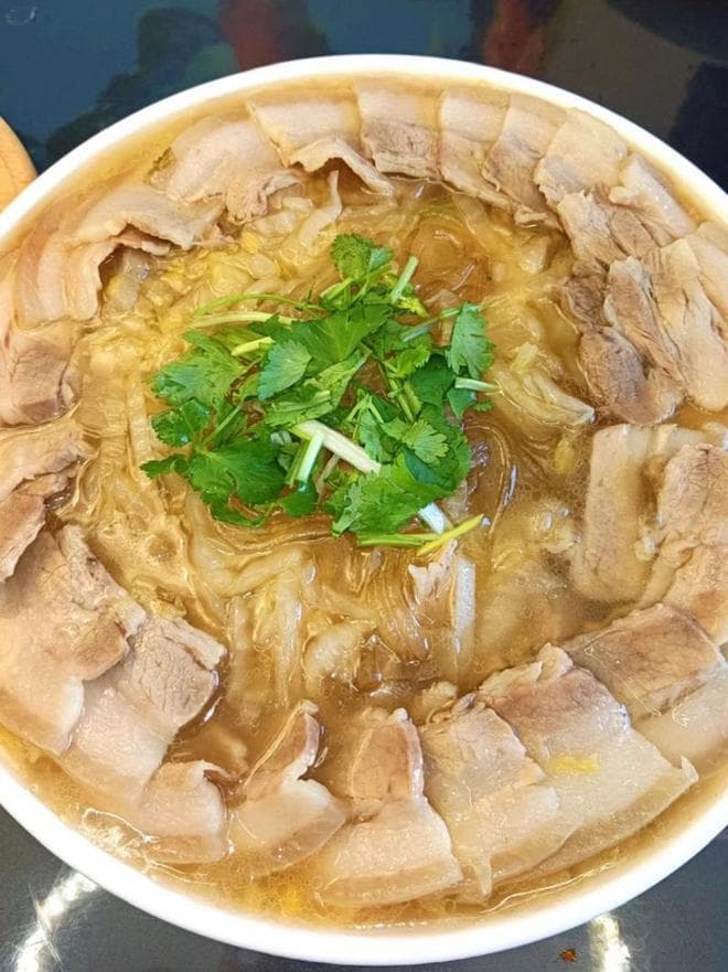 酸菜白肉蒜泥白肉：传统风味的现代演绎