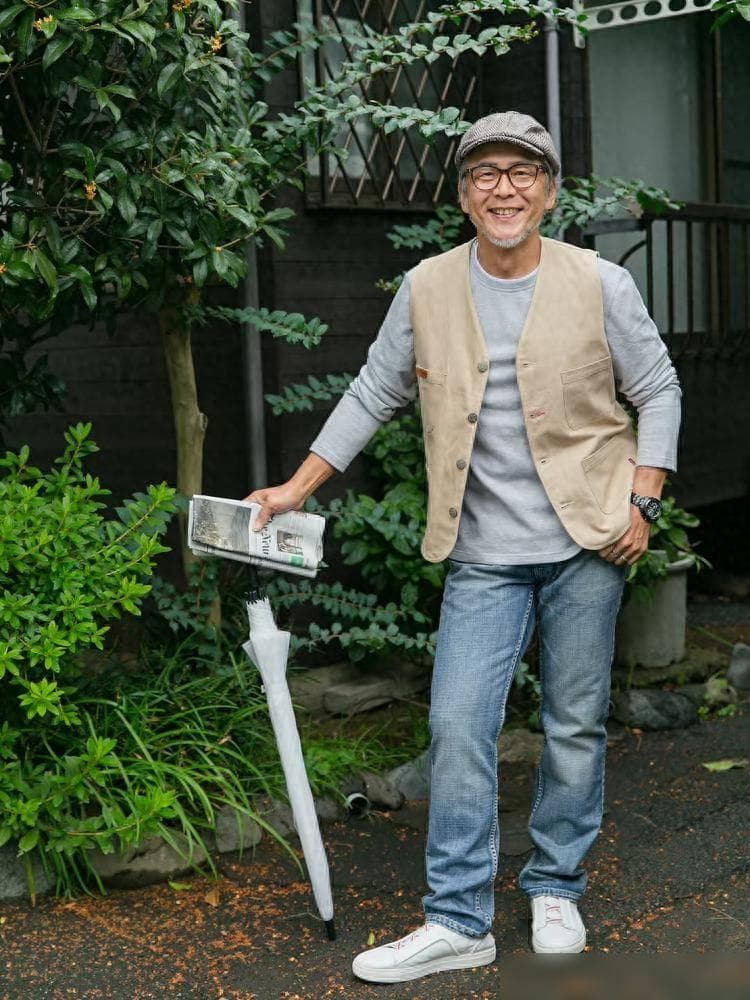 这才是中老年男人该有的打扮：衣服不选艳色、少穿皮鞋，更显年轻