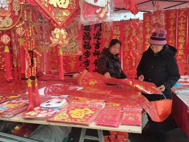 除夕早上贴春联 传递祝福藏祥瑞 千年习俗迎新春
