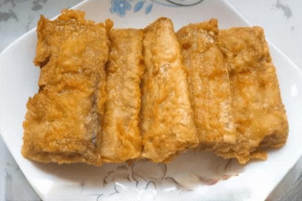 炸带鱼，以金黄酥脆的外皮、鲜嫩多汁的肉质，成为了餐桌上的常客