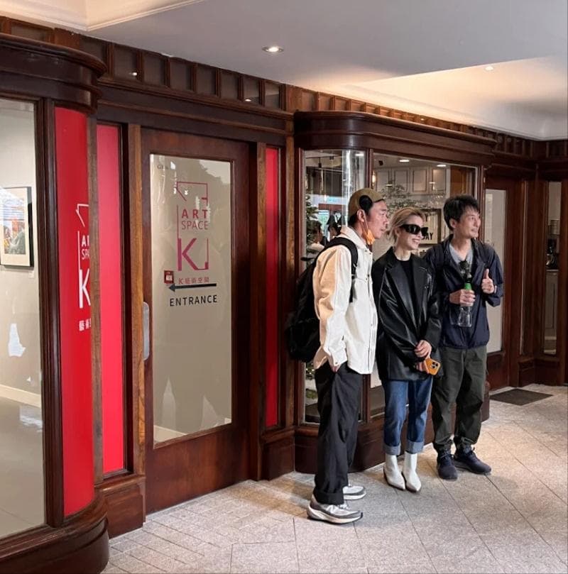 乐坛天后郑秀文与许志安甜蜜合体，“撞色”搭配默契十足，粉丝热议不断！