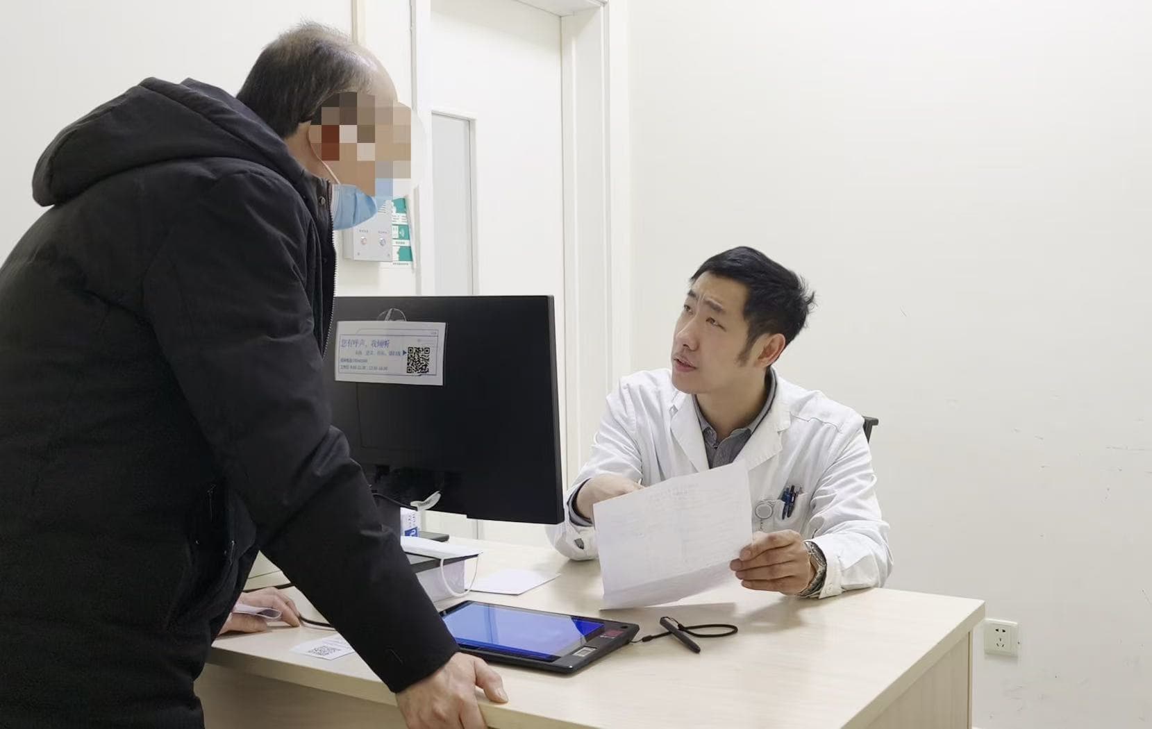 睡前刷手机，不光引发失眠，还可能导致焦虑、内分泌紊乱……