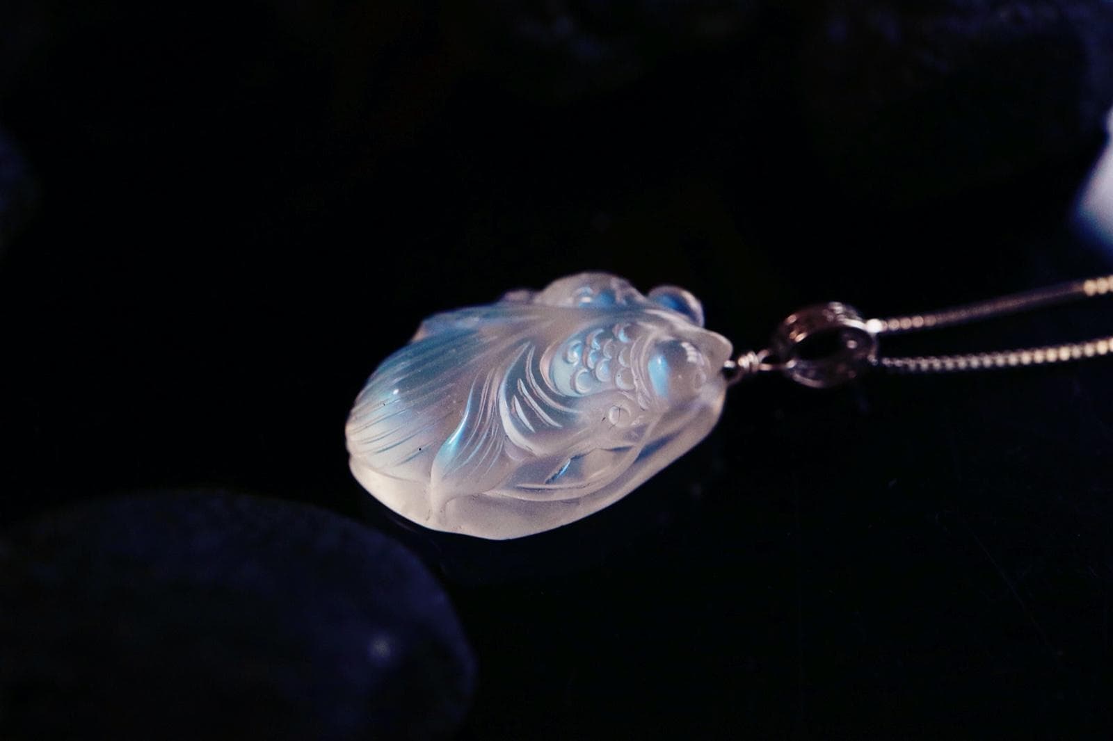 白月光石是水晶吗？从宝石学角度解析
